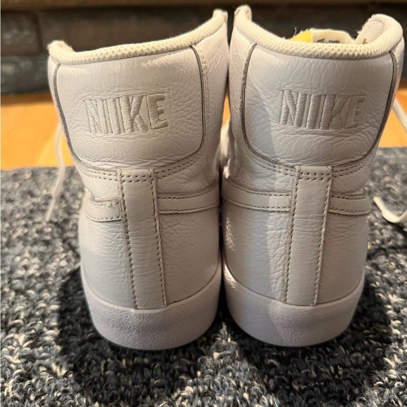 Nike Blazer Mid ‘77 Men’s Size 11. White on white sneakers. - Picture 5 of 8